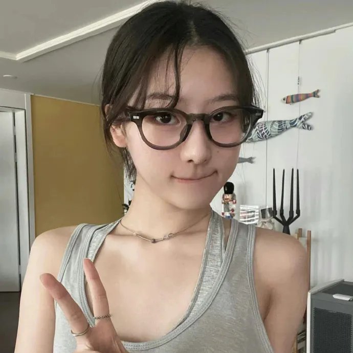 抽象画中的越南少女